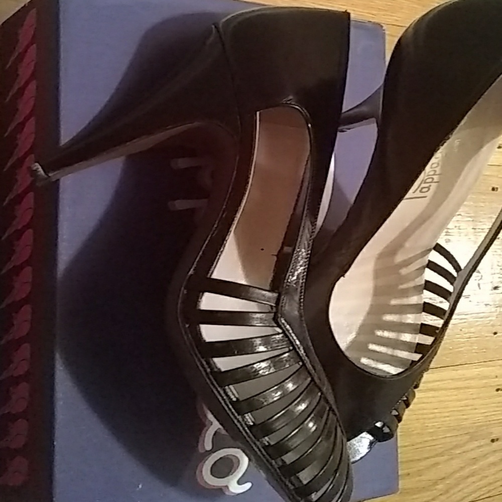 Shoes - Picture 4 of 6
